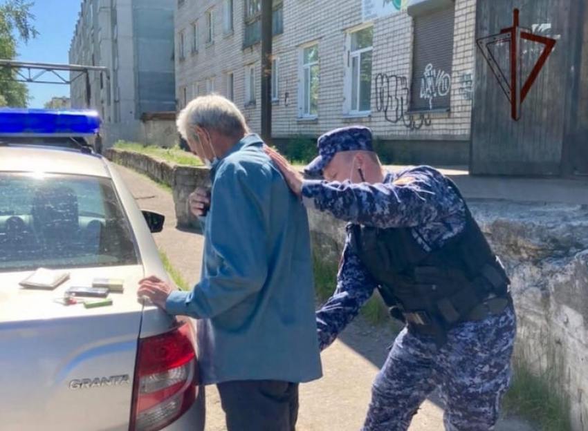 Сотрудники Росгвардии по Архангельской области задержали мужчину, находящегося в розыске за кражу
